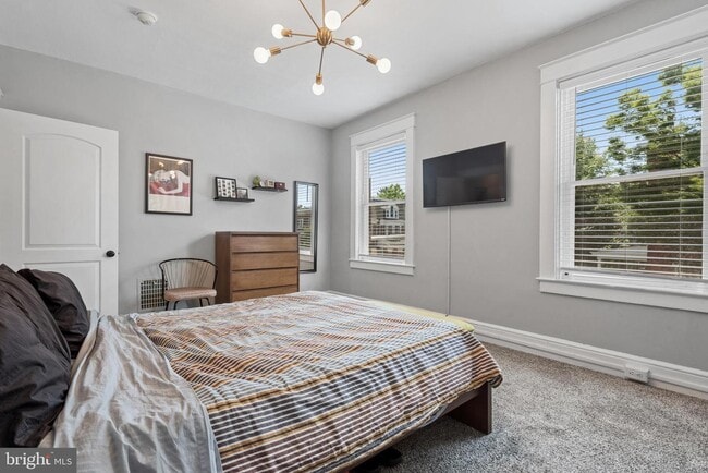 Building Photo - 153 E Ross St