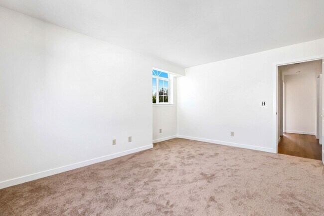 Building Photo - 2535 Jones Ave NE