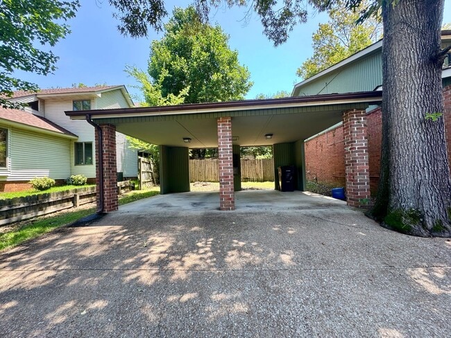Building Photo - 4 Bedroom/ 2.5 Bathroom Home in Tanglewood...
