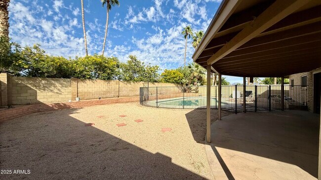 Building Photo - 2502 E Sahuaro Dr