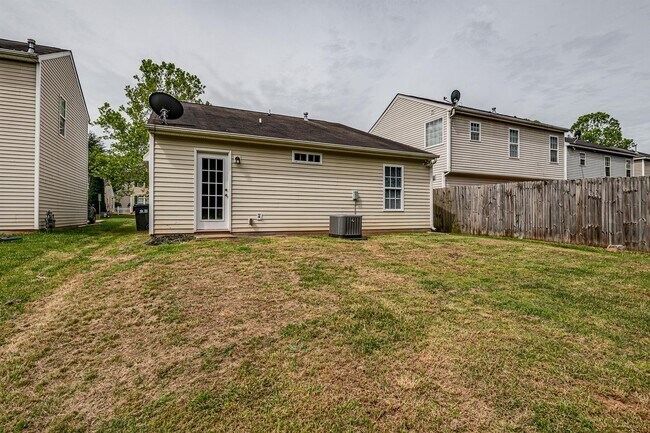 Building Photo - 2723 Oasis Ln