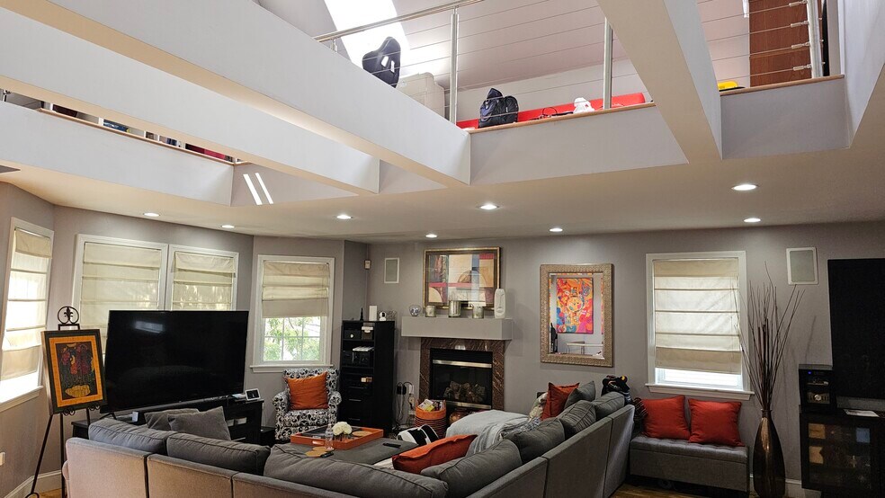 Building Photo - 135 Cedar St