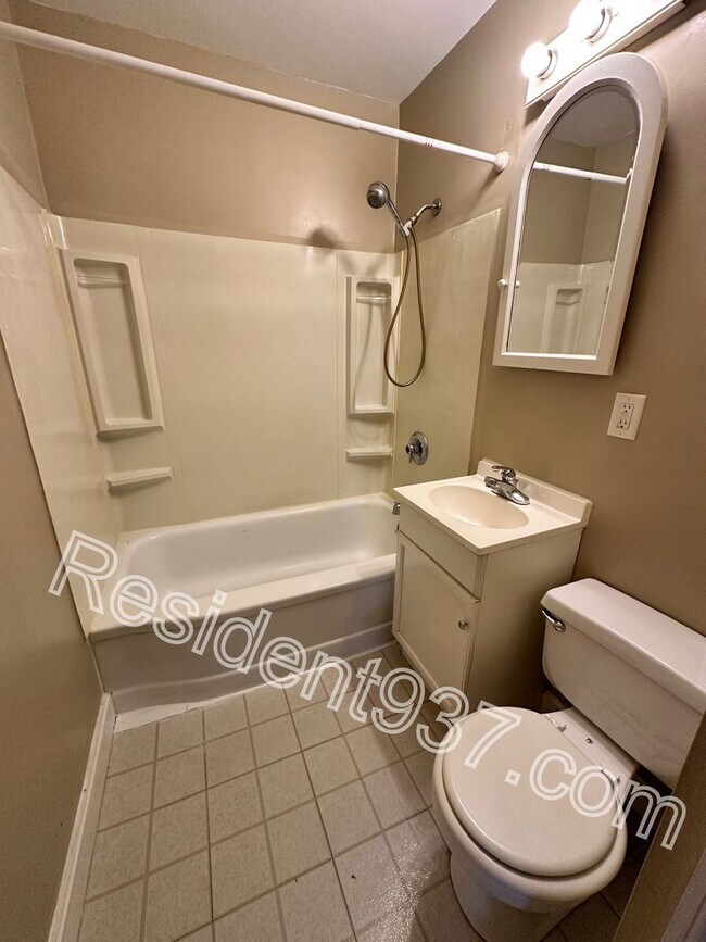 Building Photo - 3 Bed 1 Bath Home