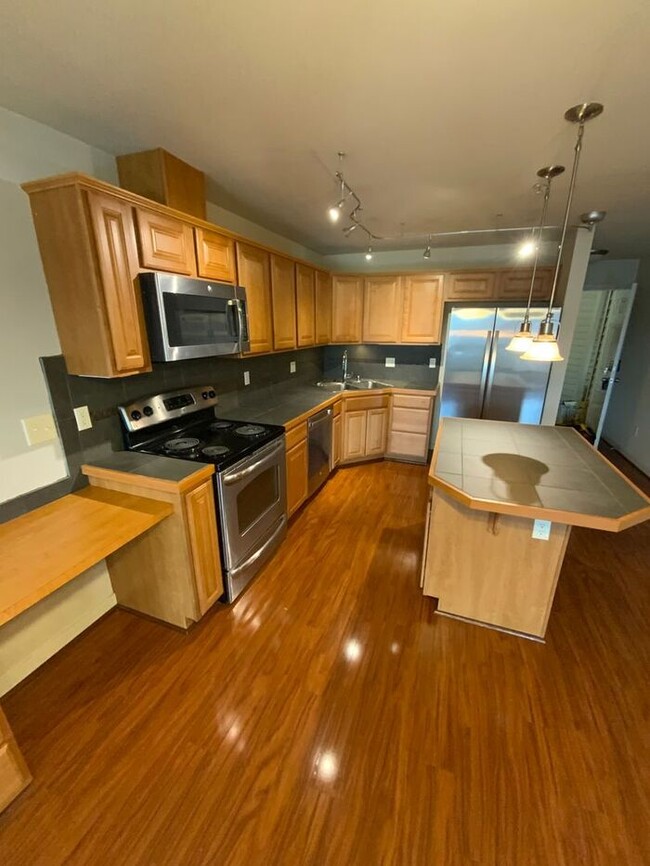 Building Photo - MARCH FREE Puyallup 3bdr 2bath condo w/ co...