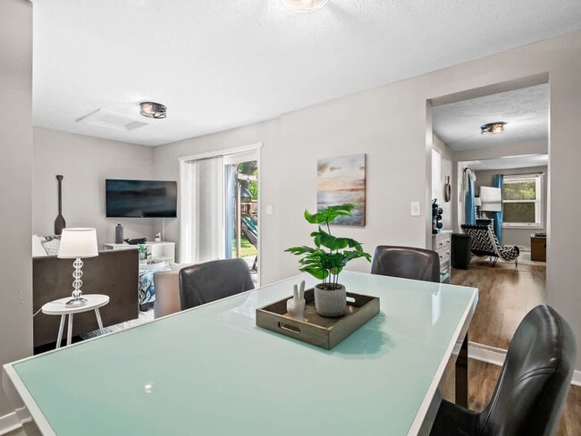 Building Photo - 7525 Lake Rd E