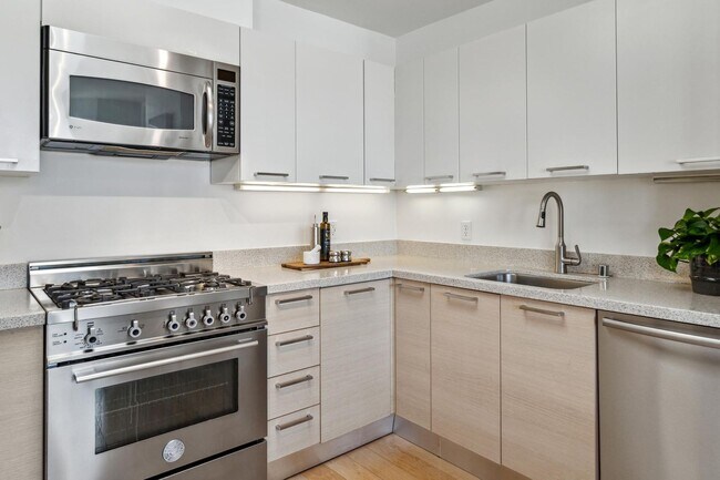 Building Photo - HIP 2BR/2BA Inner Mission Boutique Top Flo...