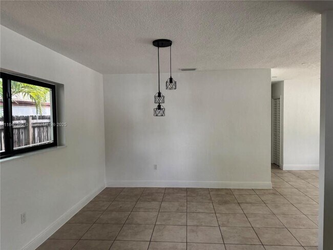 Building Photo - 3 bedroom in Hialeah FL 33010