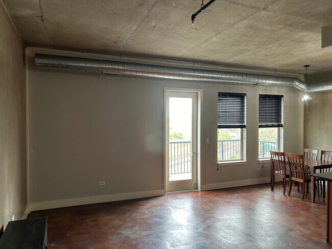 Building Photo - 326 River St