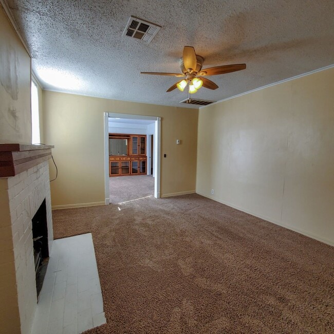 Building Photo - 3 Bedroom home in Shawnee
