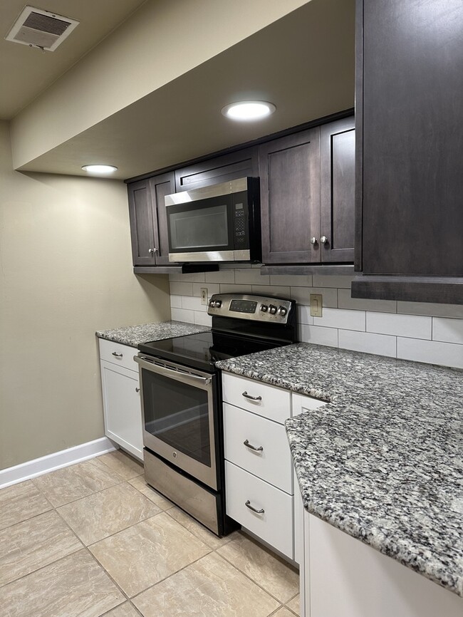 Building Photo - 2 Bedroom 1.5 Bathroom Condo in The Centra...