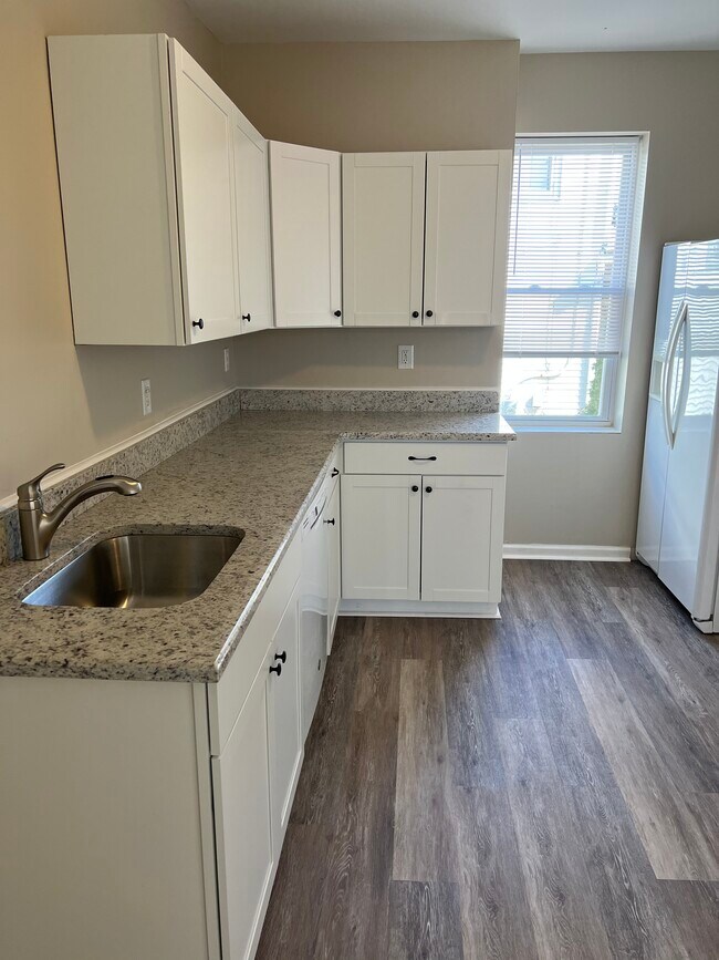 Building Photo - 140 W Evergreen St