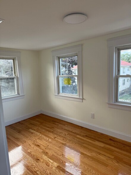 Building Photo - 117 Phillips St