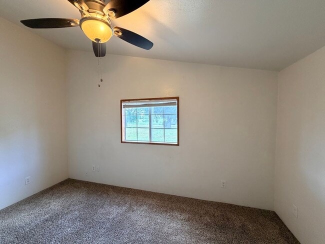 Building Photo - Well maintained home in convenient location w/seasonal landscaping incl.
