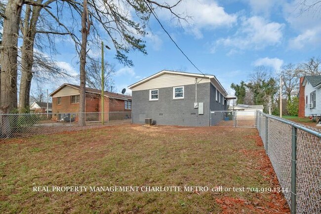 Building Photo - A Cozy Rock Hill Retreat Close to It All