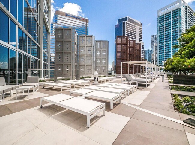 Building Photo - 495 Brickell Ave