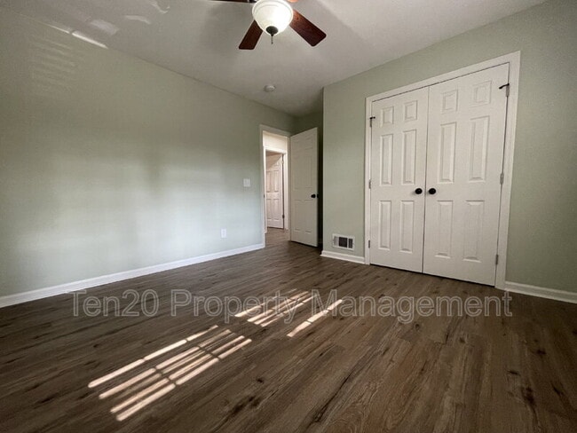 Building Photo - 2005 Landau Dr