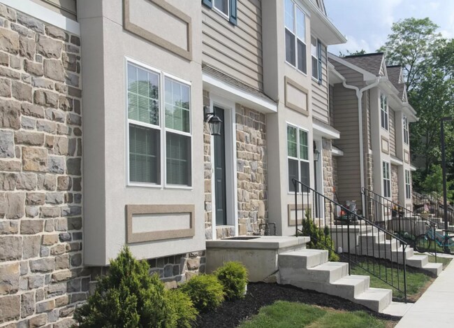 Building Photo - 2 Bedroom Townhome in Elizabethtown!