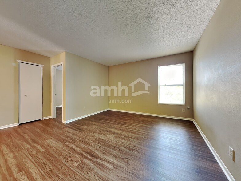 Building Photo - 1701 Blue Grass Pky