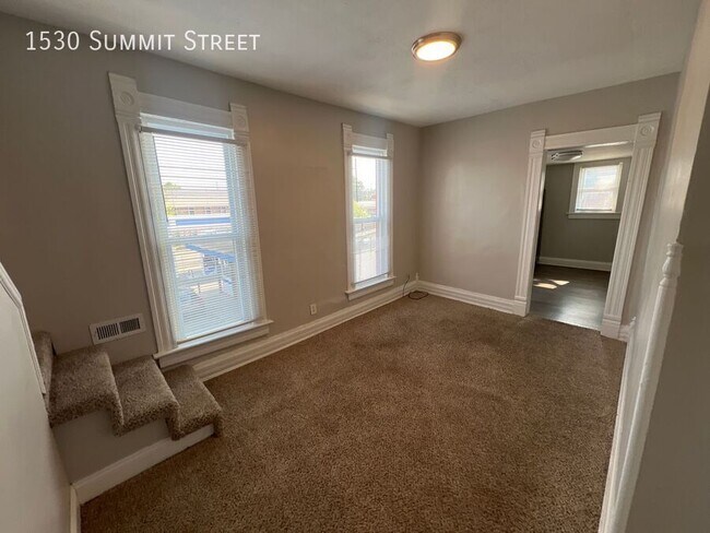 Building Photo - 1530 Summit St