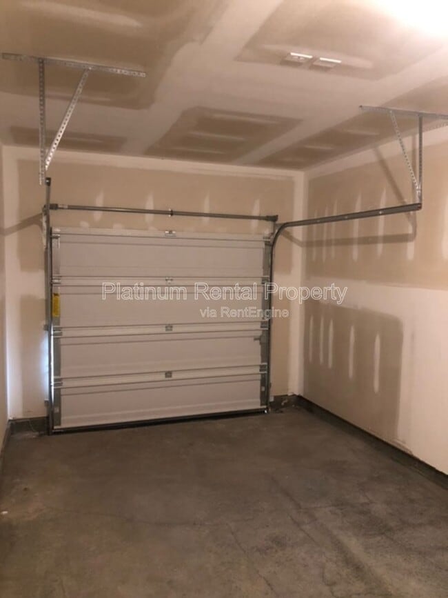 Building Photo - 202 Grand Central Wy