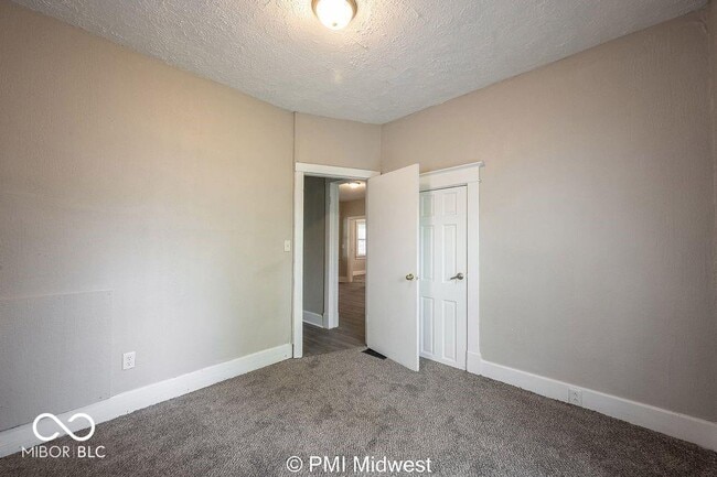 Building Photo - 130 N Gladstone Ave