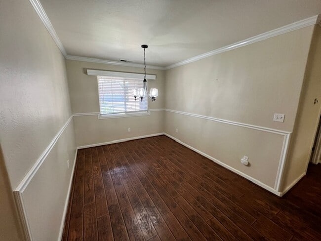 Building Photo - Cul-De-Sac in SE Visalia Neighborhood