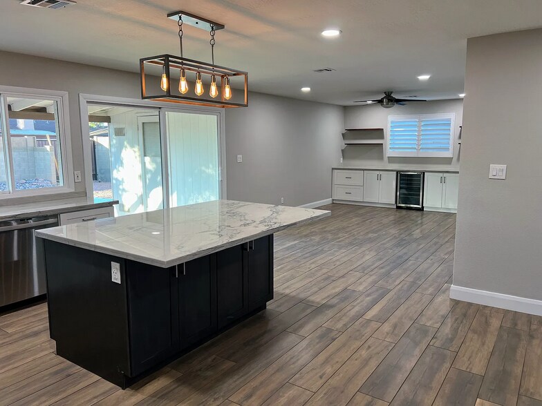 Building Photo - 2508 E Loyola Dr