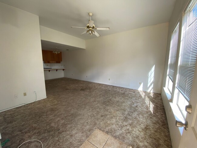 Building Photo - 2 bedroom 1 bath in Northwest Hanford, rea...