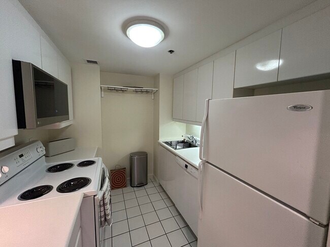 Building Photo - 170 Tremont St