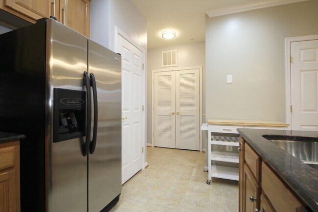 Building Photo - Updated 3/2.5 Townhome w/1 car garage