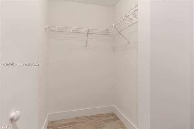 Building Photo - 1 br, 1.5 bath Condo - 121 NE 34th St Midt...