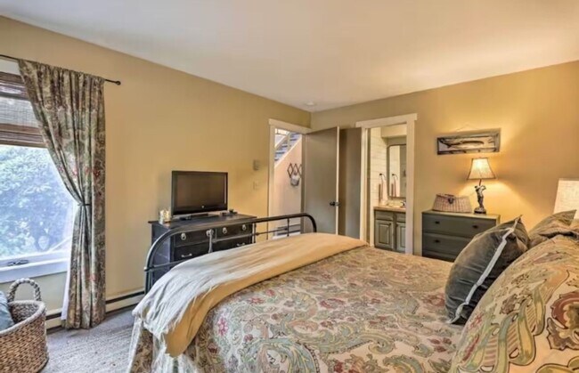 Building Photo - Charming 2BR Townhome in Lake Harmony