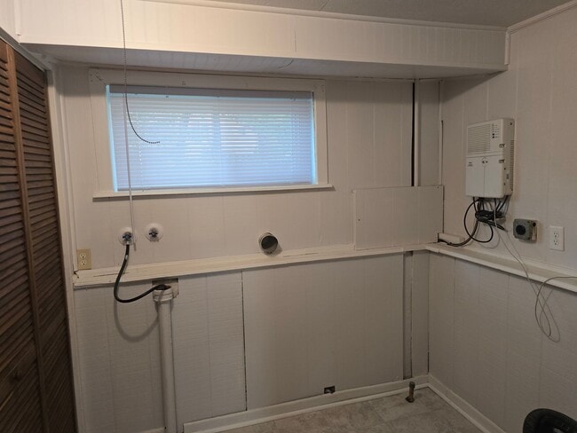 Building Photo - Three bedroom one bath in New Castle