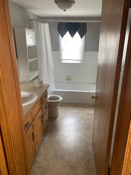 Building Photo - 256 E 5th St