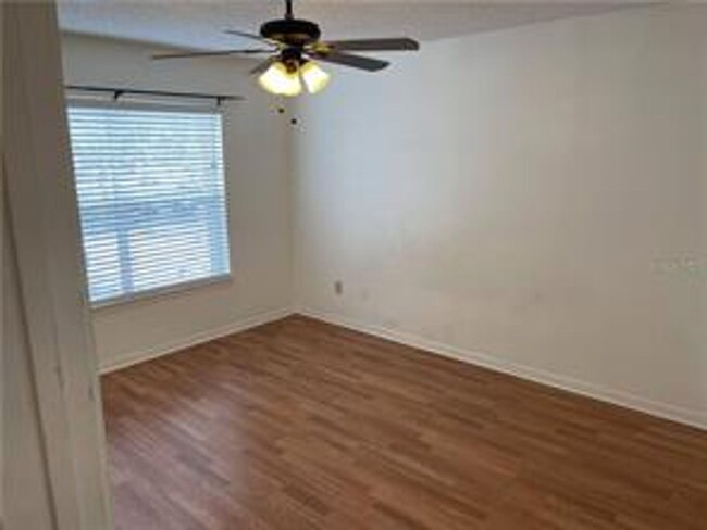 Building Photo - Bright and Spacious 2 BR / 2 BA Condo in C...