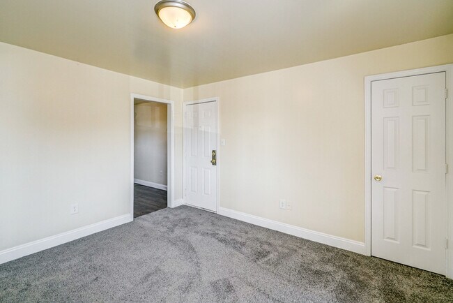 Building Photo - 2104 Phaup St