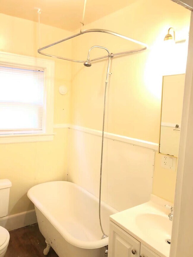 Building Photo - 132 Pitman St