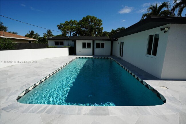 Building Photo - 2573 Conroy Dr