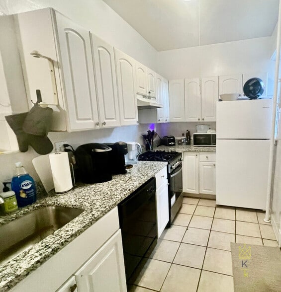 Building Photo - 322 St Paul St