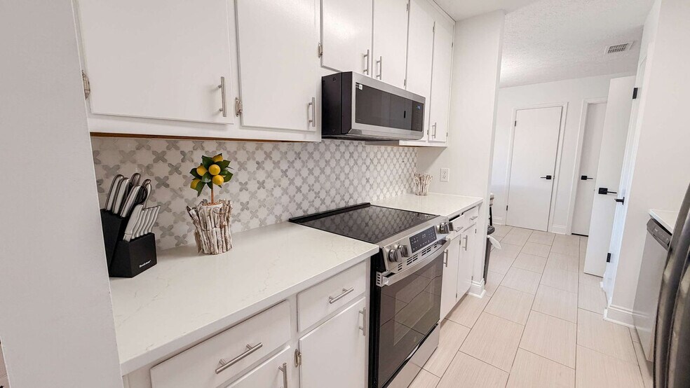 Building Photo - 300 W 23rd Pl