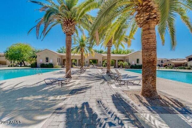 Building Photo - 1367 S Country Club Dr