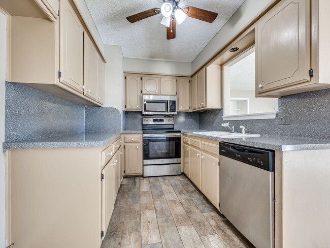 Building Photo - Refreshed Home + Yukon Schools + 3 bedrooms