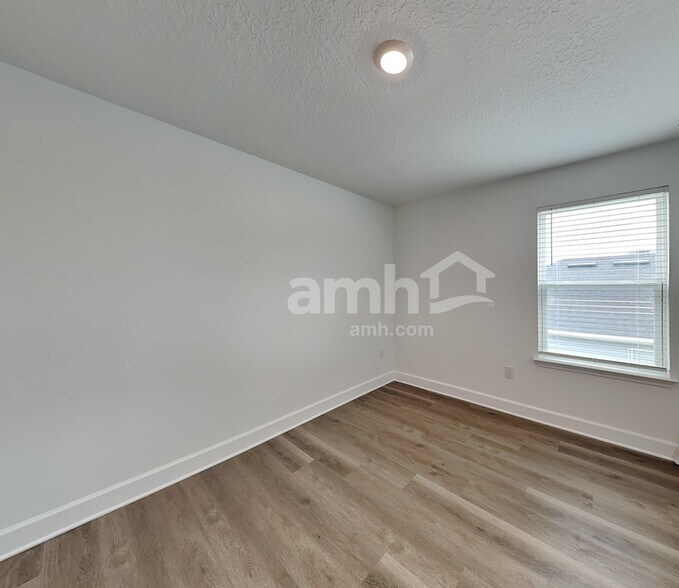 Building Photo - 2907 19th Ave W