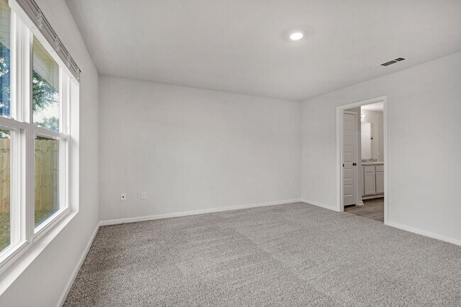 Building Photo - Beautiful 3BR Home with Privacy-Fenced Backyard in The Woodlands