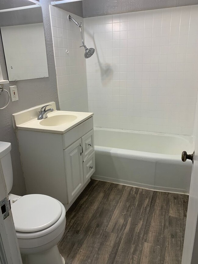 Building Photo - $900 - 2 bedroom/ 1 bathroom - Single fami...