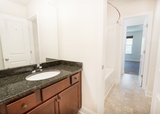 Building Photo - Modern Living in the Heart of Summerville!