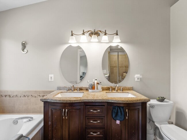 Building Photo - Elegant Colonial Townhome Living in Histor...