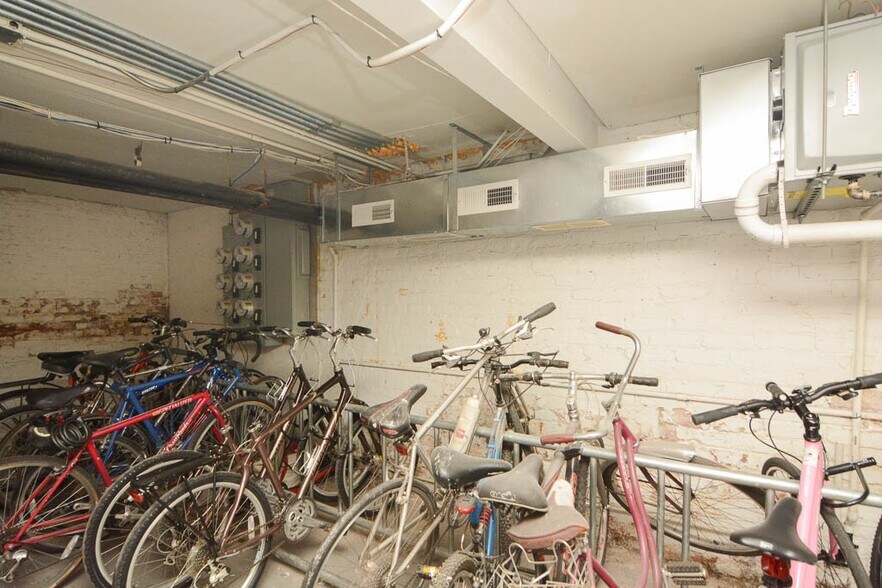 Building Photo - 929 W Sunnyside Ave