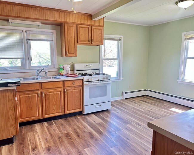 Building Photo - 111 Round Hill Rd