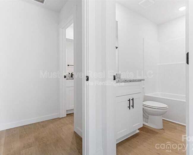 Building Photo - 117 3rd Ave SE